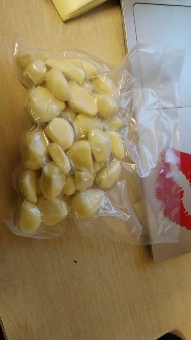 Vând usturoi curatat