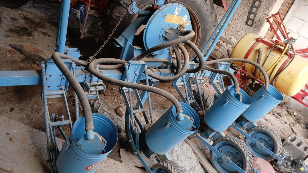 Vând semănătoare porumb, 4 randuri.