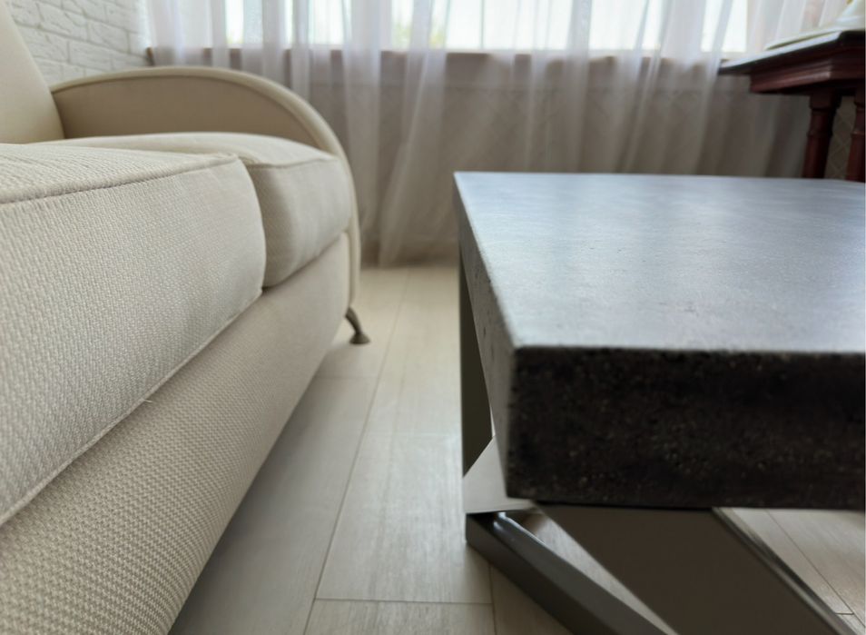 Холна маса с метални крака и бетонен плот налична бройка