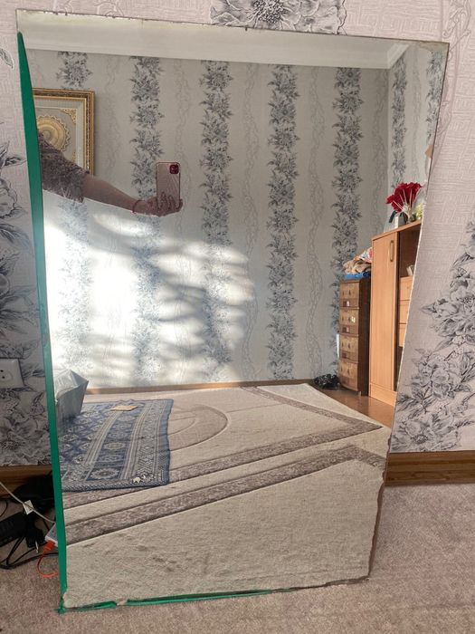 прлдается зеркало