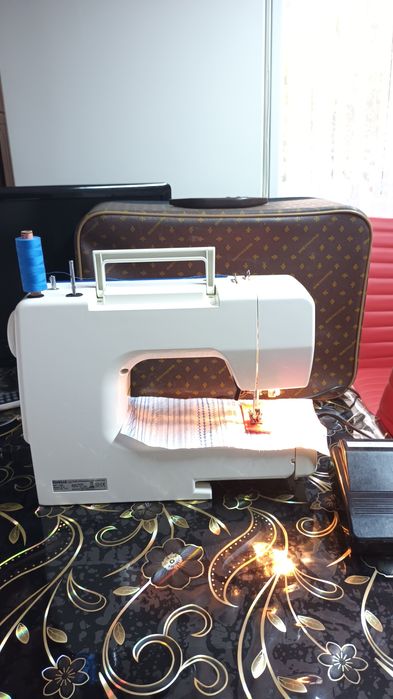 Masina de cusut PRIVILEG cu butoniera automata dintr-un singur pas