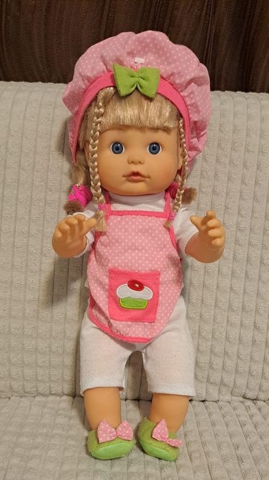 • Vând păpușă interactivă •