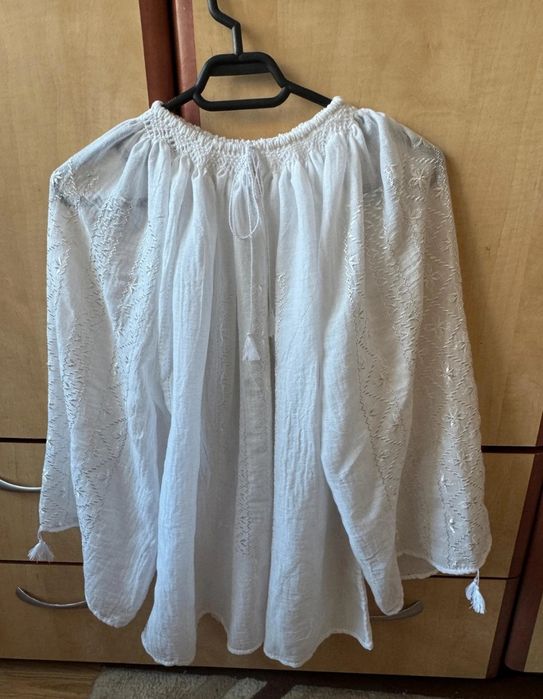 Ie tradițională lucrată manual – model deosebit