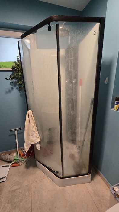 Cabina de dus puțin folosita