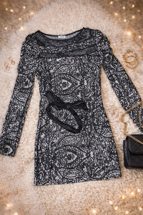 Елегантна рокля с дълъг ръкав