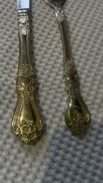 Продам  столовые ножи и вилки.