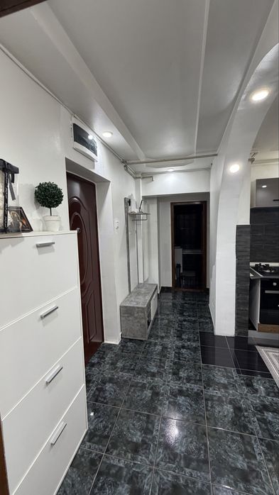 Apartament de inchiriat cu 2 camere, decomandat, etajul 1, str. Victoriei, balcon inchis, 52 mp