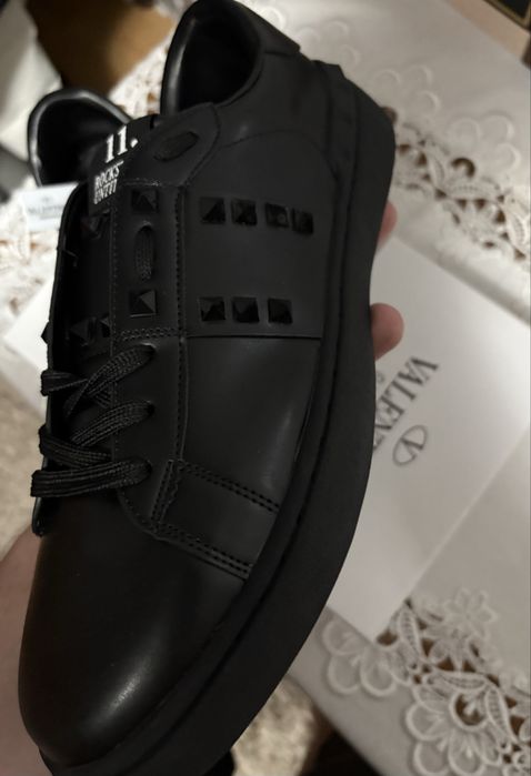 Vând adidași Valentino