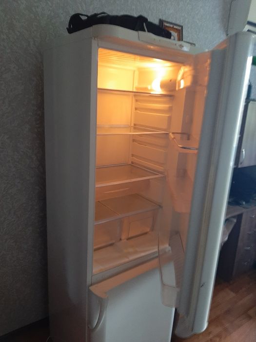Холодильник indesit б/у, в рабочем состоянии,