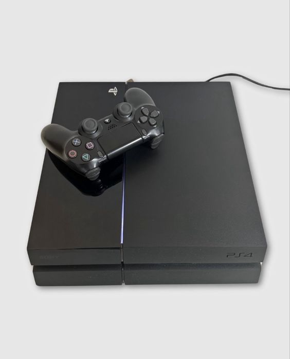 Playstation 4 - Memorie 2 TB / 2 Manete / 2-3 CD Jocuri