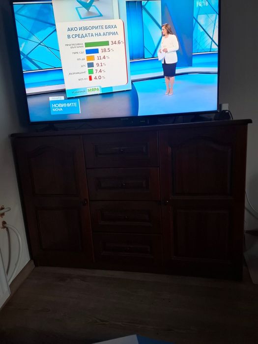 Продавам спален комплект от дърво с огледало и шкафче