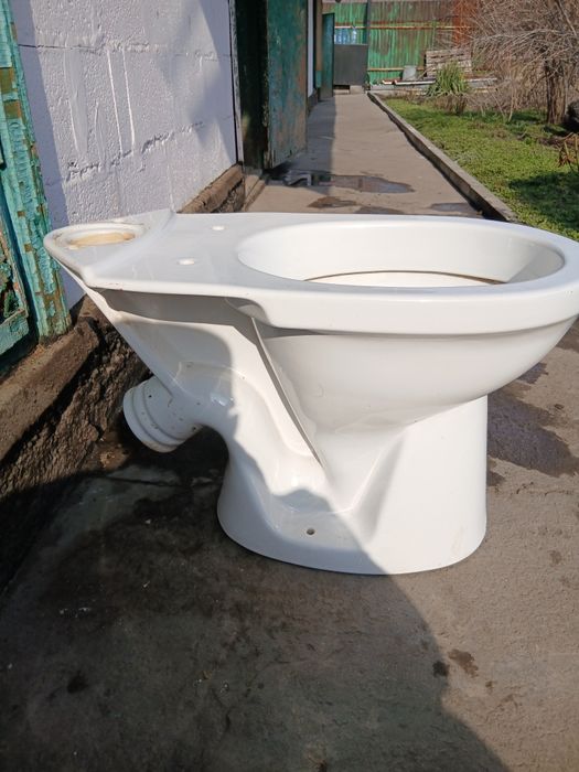 Продам керамический унитаз