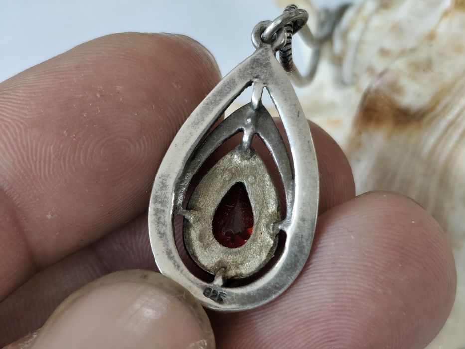 Сребърно колие с медальон с рубин