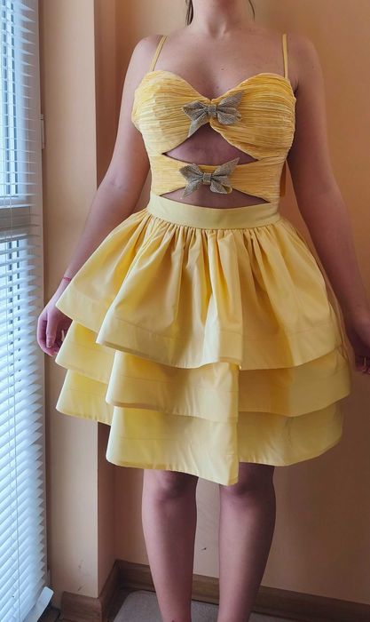 Официална пастелно жълта рокля