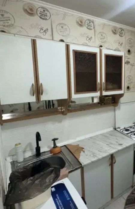 Отдам мебель и дверь даром