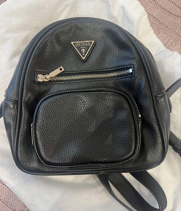 Guess Leather Backpack – Практичен градски шик в черно