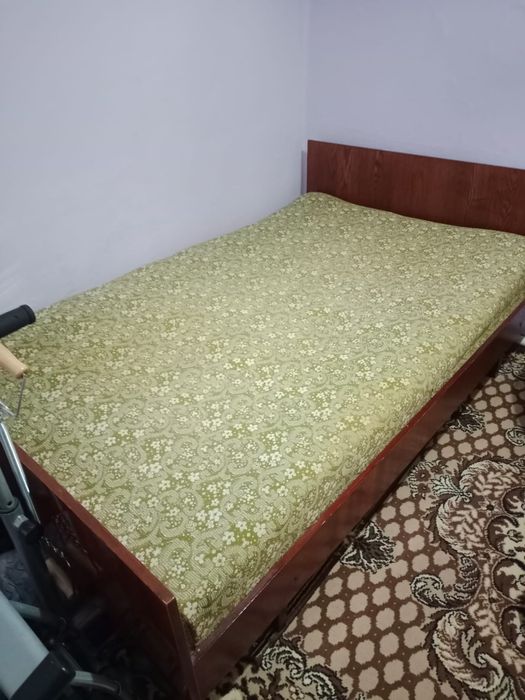 Спальный кровать , в хорошем состоянии