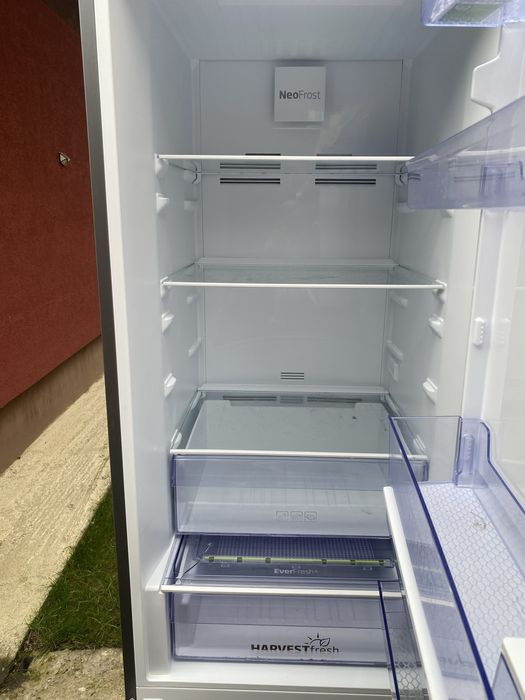 Rafturi sticla combina Beko, dozator apa,  si rafturi usa