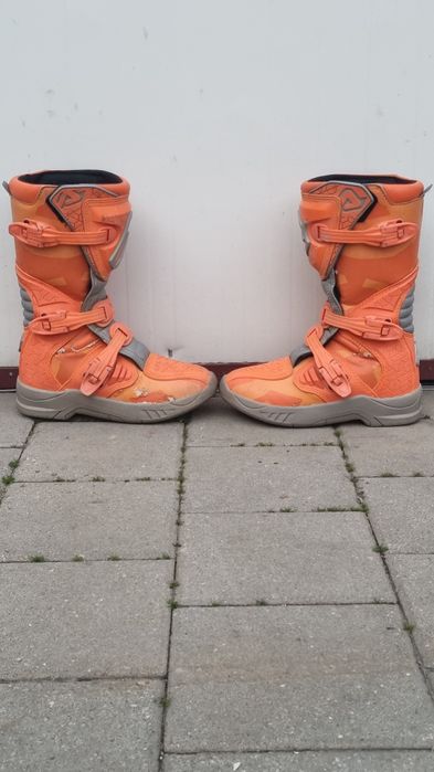 Echipament enduro (bluza pantaloni ghiozdan cizme armura