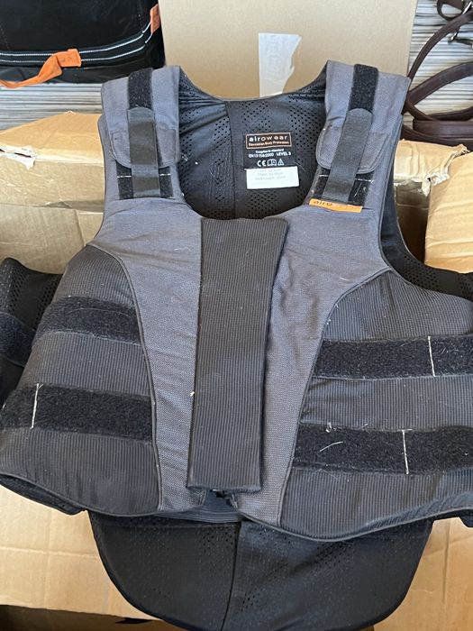 Set echitație – cască OneK Defender Air nouă + vestă Airowear + cască AMI-CELL
