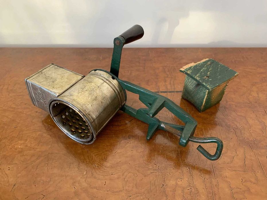 Дървено хаванче орехотрошачка мелничкa поставки за яйца сет подправки