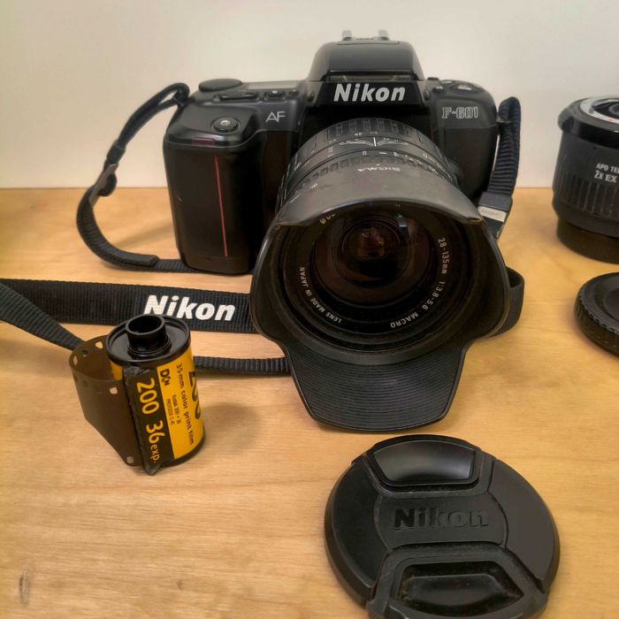 Aparat foto pe film Nikon F‑601 + Sigma 28–135mm Macro – stare foarte bună