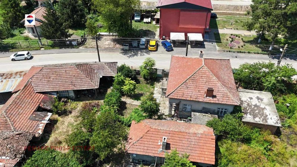 Къща с двор за продажба в с. Юделник