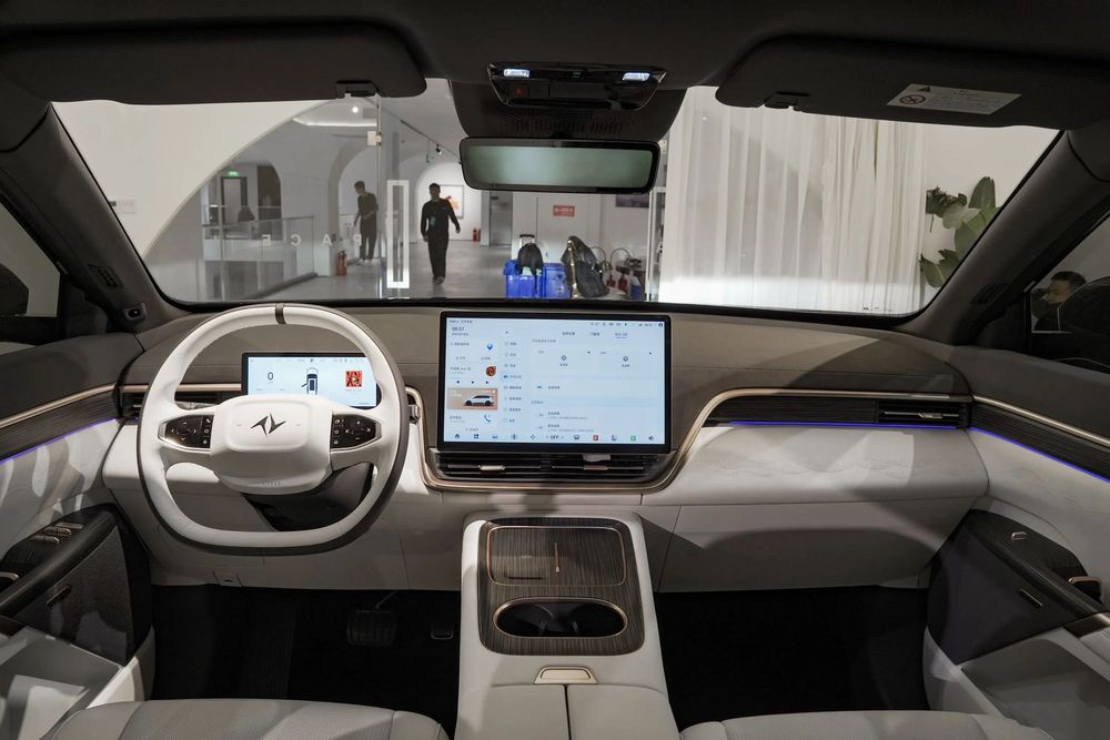 Dongfeng Ep 008 Черный, Белый салон 2025 Новый