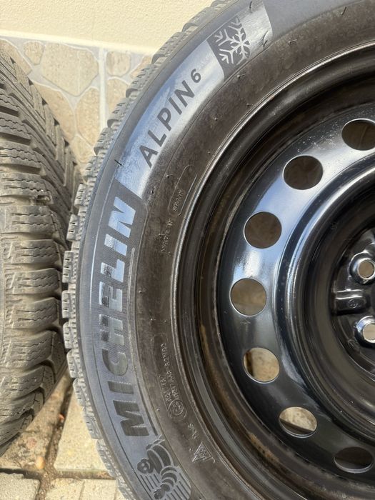 Продавам зимни гуми 195/60 R16  в комплект с железни джанти