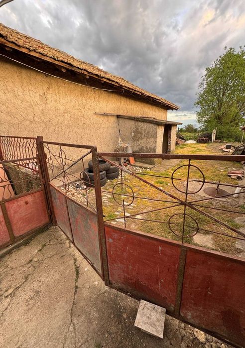 Собственик Продава Къща с 290кв.м.ЗП -9 стаи,двор 1040кв.м- с.Чернолик