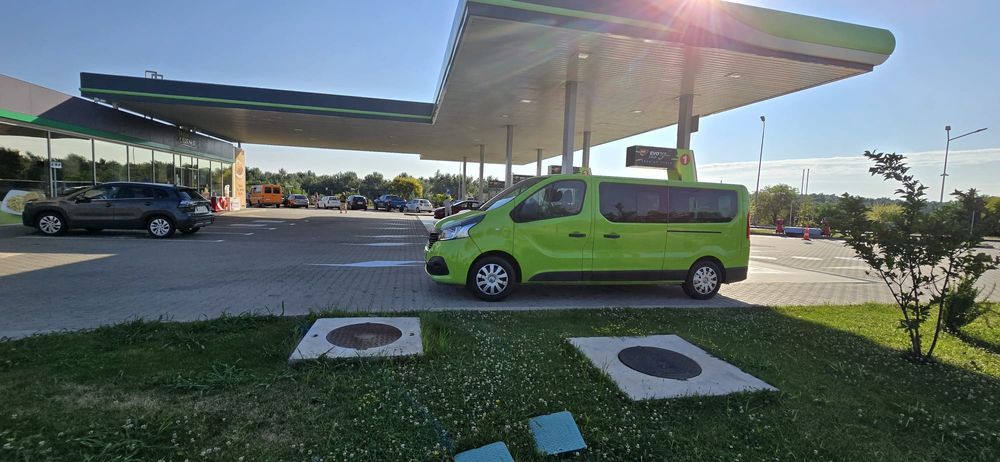 Inchriere microbuz 8+1 locuri rent a car 9 sits