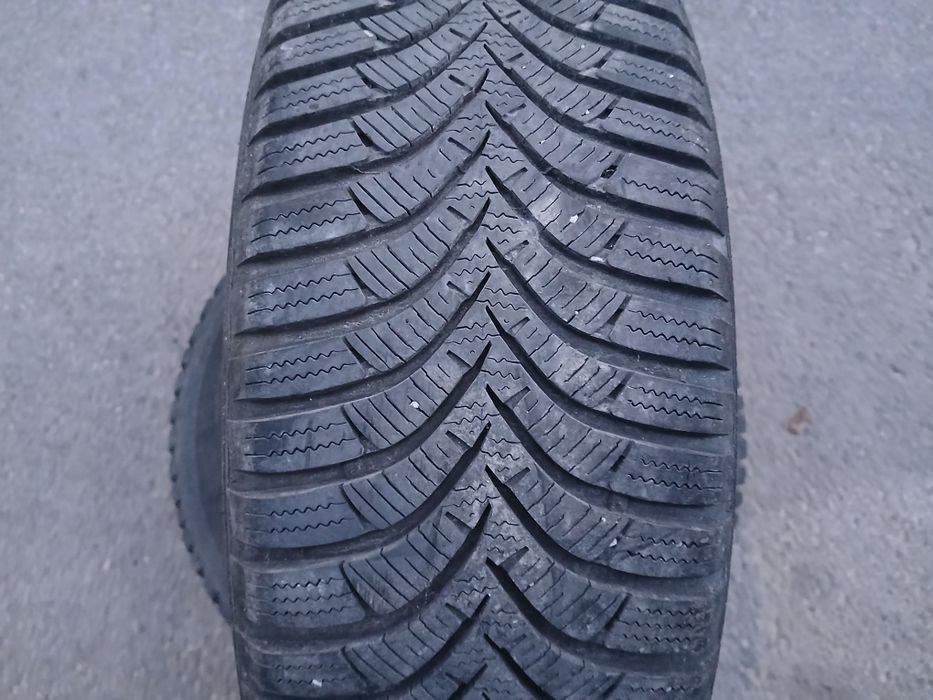 Зимни гуми 15цола Hankook-195/65/15-6.5мм-грайфер 2018година