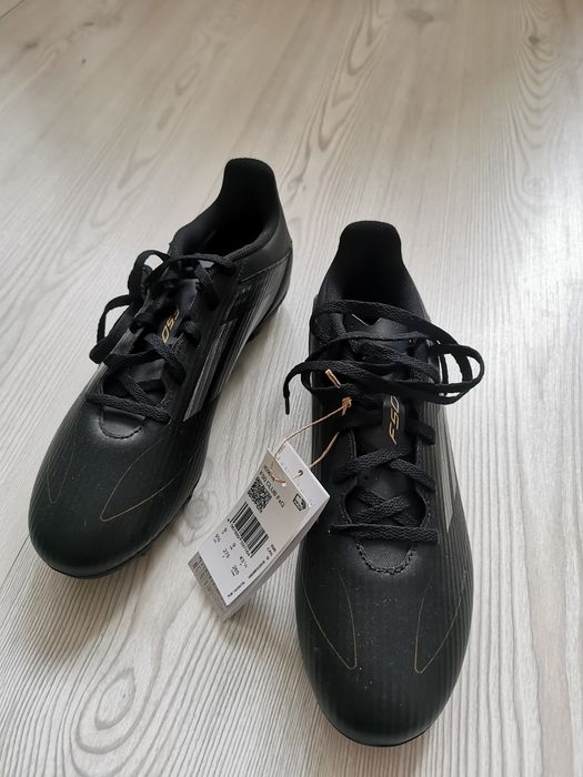 Adidas original cu crampoane pentru fotbal