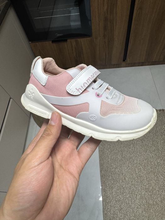 Продаю кроссовки для девочки