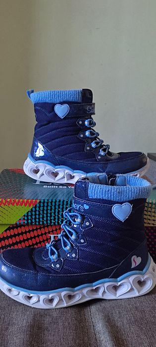 Продам сапожки и кроссовки для девочек