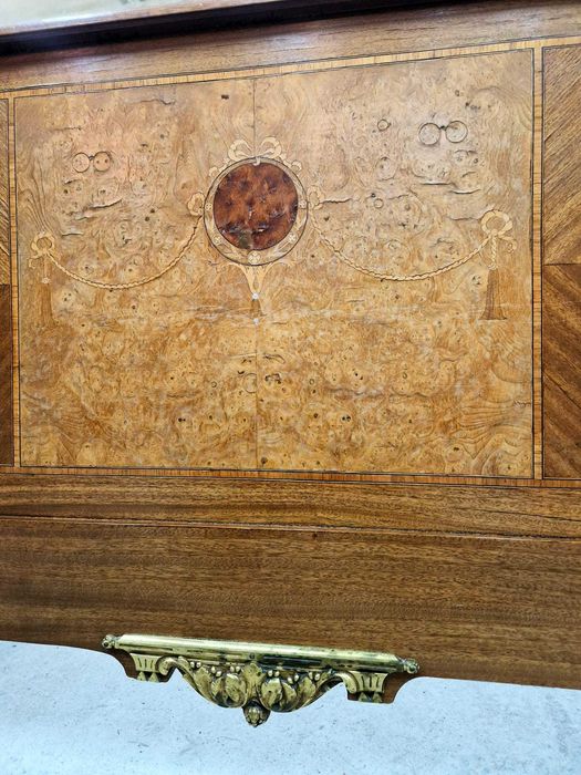 Махагонова френска спалня с два броя нощни шкафчета в стил "ЛУИ XVI"