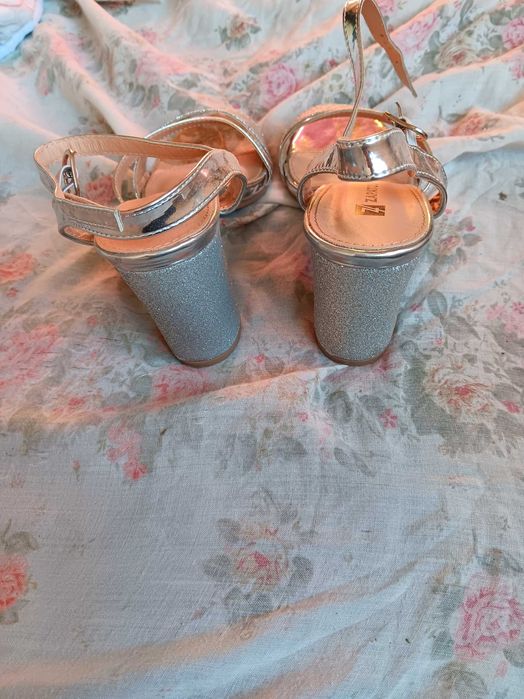 Дамски официялни сандали