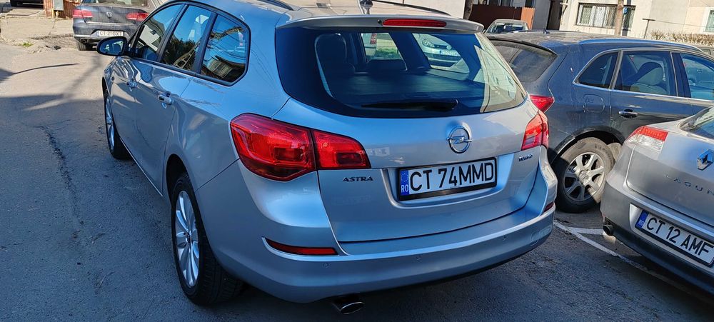 Vand sau Schimb  Opel Astra J Sport Tourer 1.4 turbo benzina 2012