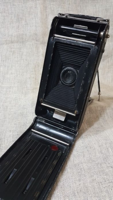 Старинен голям професионален фотоапарат