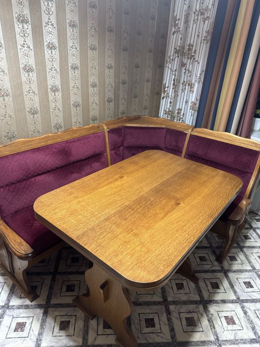 Продается кухонный уголок и кухонный стол