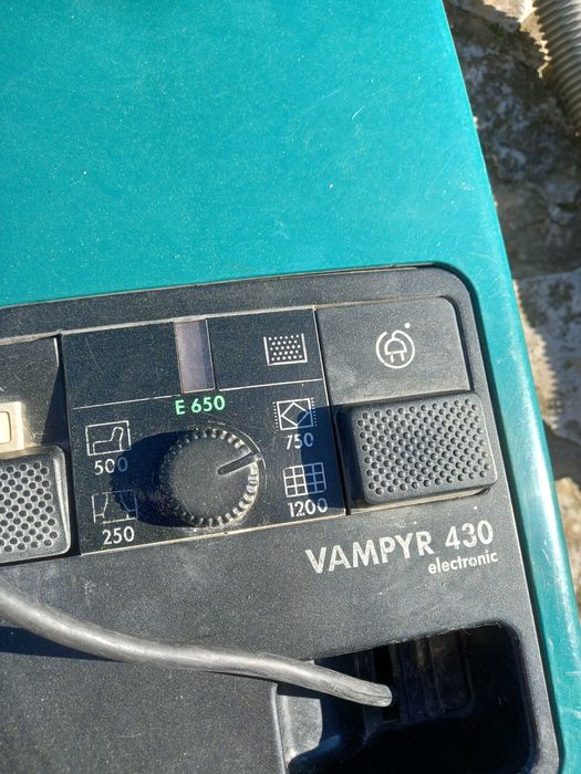 Продавам прахосмукачка Вампир 430 електроник
