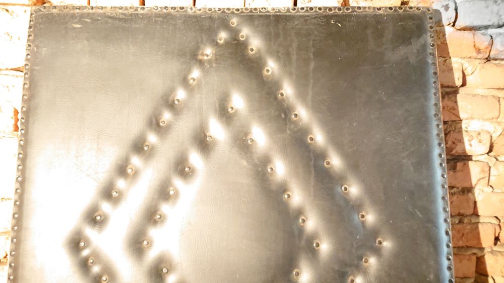 Здрава ,масивна ,тапицирана врата.