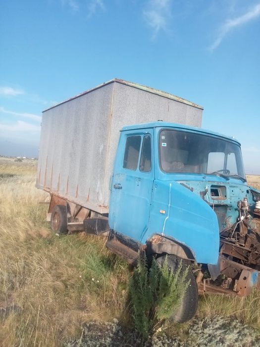 Продам ЗИЛ бычок,без двигателя,без проводки,рама и мосты в порядке