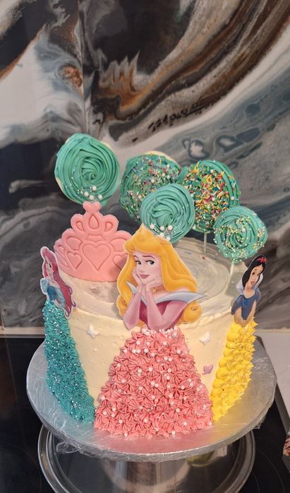 Torturi personalizate si prajituri asortate