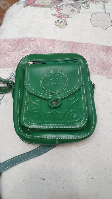 Продам кожаную сумочку с нац арнаментом.