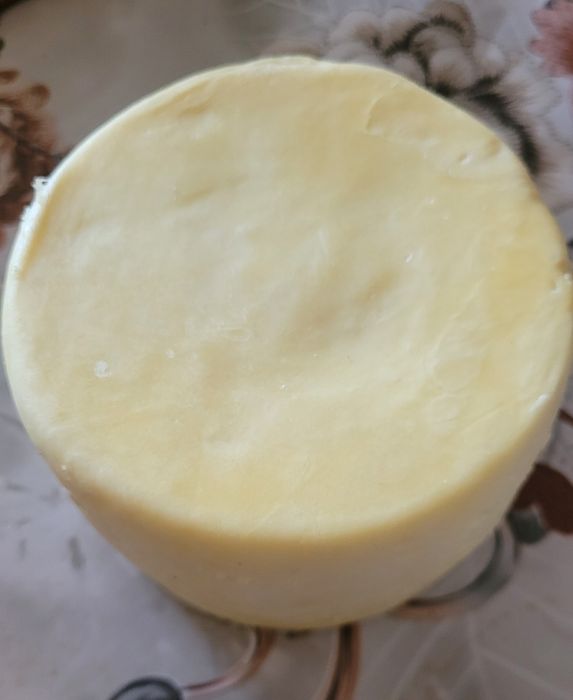 Vand caș și cașcaval de vaca