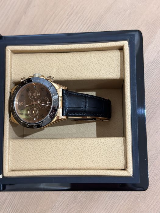 Дамски часовник с кожена каишка