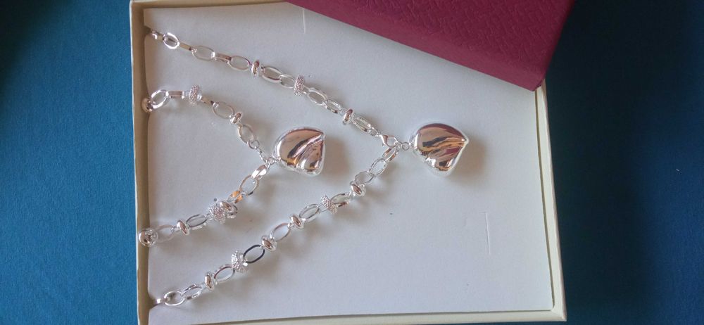 Нов, сребърен ланец/ гривна ( комплект) в кутия за подарък.