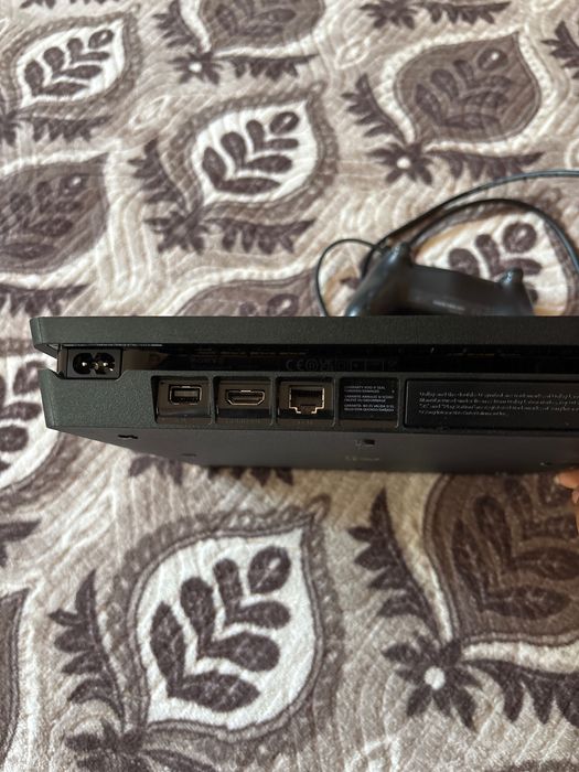 Продавам PS4 Slim с джойстик, всички кабели и игри, включително FIFA 26. Работи перфектно, готов за игра Пиша на лично.