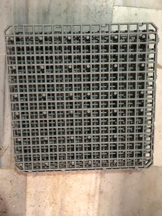 Gratare podea voliere